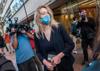 Il processo di Elizabeth Holmes inizia mentre le due parti mettono in discussione i potenziali giurati
