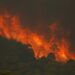 Incendio in Spagna costringe alla fuga più di 900, muore un vigile del fuoco