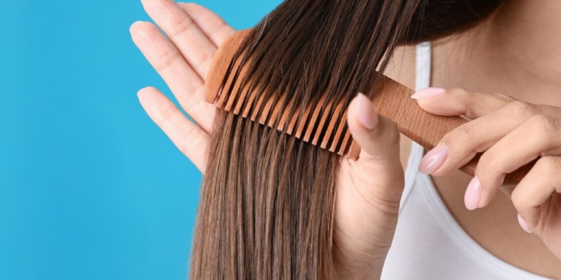 Innamorata delle tue trecce?  Dai loro un po' di cure amorevoli con una spazzola per capelli Neem