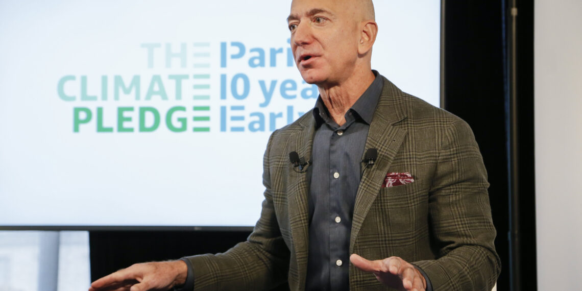 Jeff Bezos afferma che viaggiare nello spazio ha cambiato il modo in cui pensa alla natura