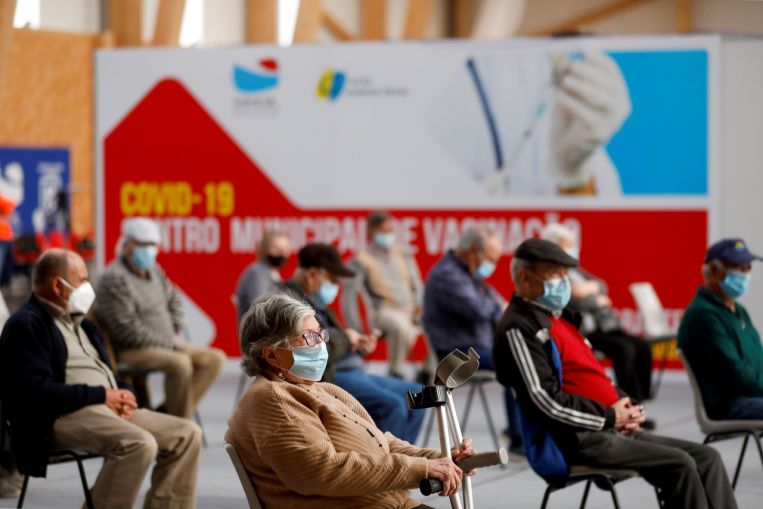 L'UE afferma di aver raggiunto l'obiettivo di vaccinare il 70% degli adulti