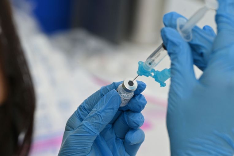 La Francia prevede di somministrare il terzo vaccino contro il Covid-19 a 18 milioni all'inizio del 2022