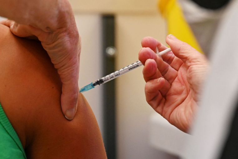 La Francia raddoppia le dosi di vaccino contro il Covid-19 per i paesi più poveri
