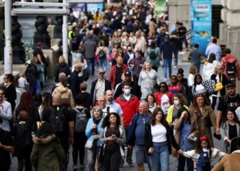 La Gran Bretagna aumenterà le tasse per pagare l'assistenza sociale