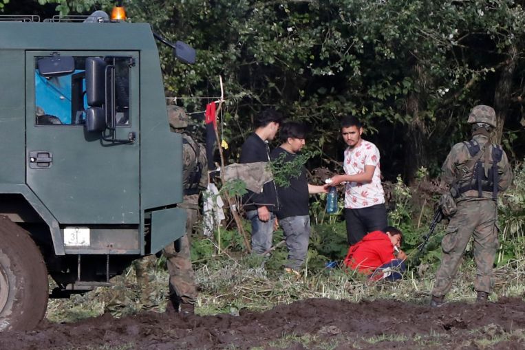 La Polonia dichiara lo stato di emergenza al confine con la Bielorussia tra i migranti in aumento