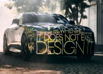 La coupé elettrica Rolls-Royce Spectre del 2024 rompe la copertura