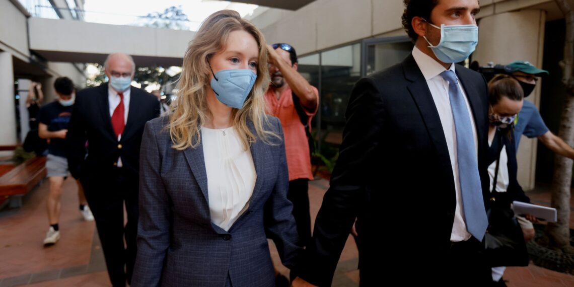 La difesa di Elizabeth Holmes cerca di bloccare la testimonianza sulle sue spese stravaganti a Theranos