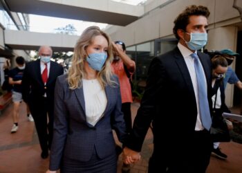 La difesa di Elizabeth Holmes cerca di bloccare la testimonianza sulle sue spese stravaganti a Theranos
