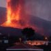 La lava vola in cielo mentre il vulcano di La Palma tiene migliaia di persone lontane dalle loro case