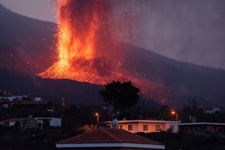 La lava vola in cielo mentre il vulcano di La Palma tiene migliaia di persone lontane dalle loro case