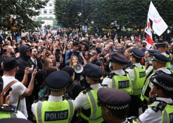 La polizia britannica afferma che quattro agenti di polizia sono rimasti feriti in uno scontro con i manifestanti del vaccino contro il Covid-19