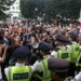 La polizia britannica afferma che quattro agenti di polizia sono rimasti feriti in uno scontro con i manifestanti del vaccino contro il Covid-19