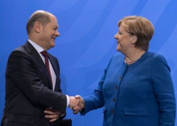 La tedesca Merkel prende di mira SPD Scholz sull'opzione della coalizione di estrema sinistra
