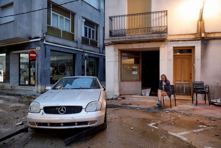 La tempesta colpisce la Spagna, inondando le città, tagliando l'elettricità, i servizi ferroviari