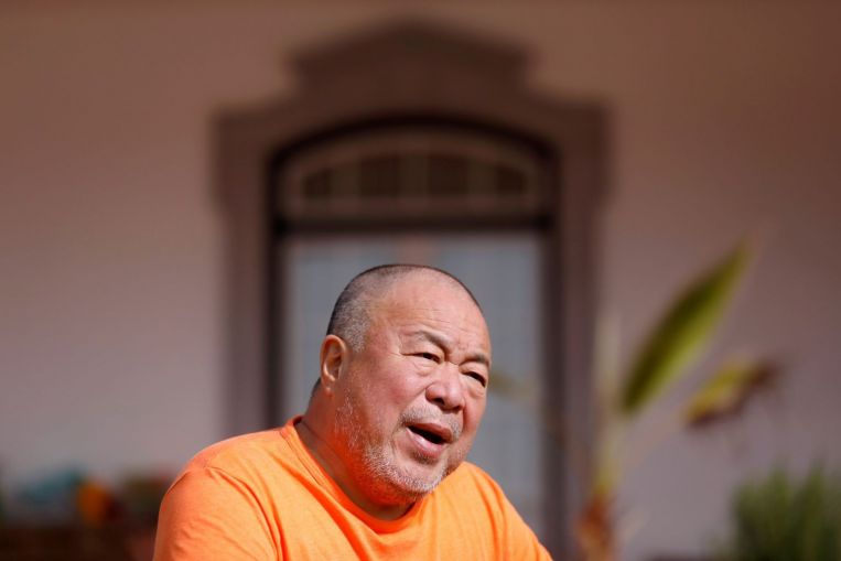 L'attivista cinese Ai Weiwei afferma che Credit Suisse sta chiudendo il conto in banca della sua fondazione