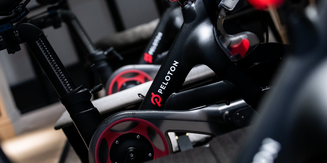 Le azioni di Peloton scendono dopo che il produttore di biciclette ha annunciato guadagni e prospettive deludenti, tagliando il prezzo delle biciclette