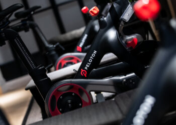 Le azioni di Peloton scendono dopo che il produttore di biciclette ha annunciato guadagni e prospettive deludenti, tagliando il prezzo delle biciclette