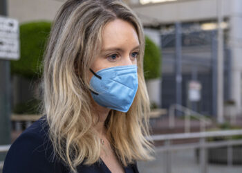 L'ex paziente di Theranos testimonia che l'esame del sangue ha dato la diagnosi di falso aborto