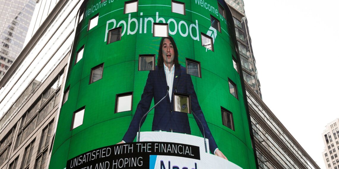 Robinhood Tanks dopo che il presidente della SEC ha detto a Barron che vietare il pagamento per il flusso degli ordini è una possibilità