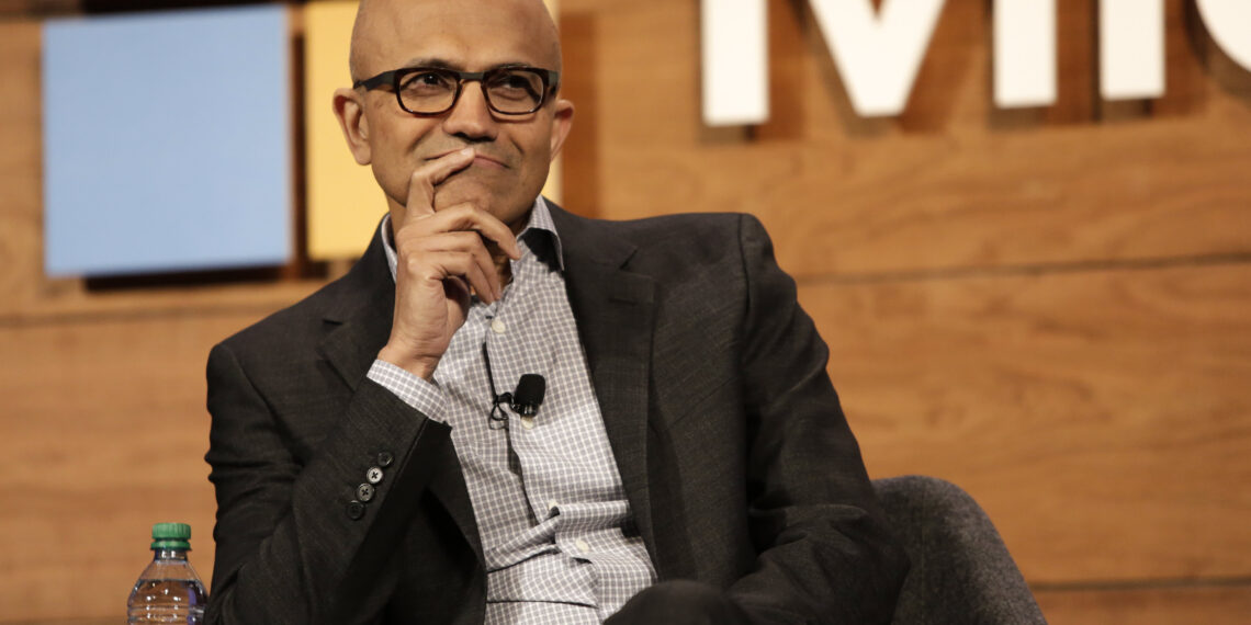 Satya Nadella di Microsoft afferma che le aziende che costringono i dipendenti a tornare in ufficio a causa dell'aumento dei casi delta di Covid sono "miopi"