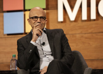 Satya Nadella di Microsoft afferma che le aziende che costringono i dipendenti a tornare in ufficio a causa dell'aumento dei casi delta di Covid sono "miopi"