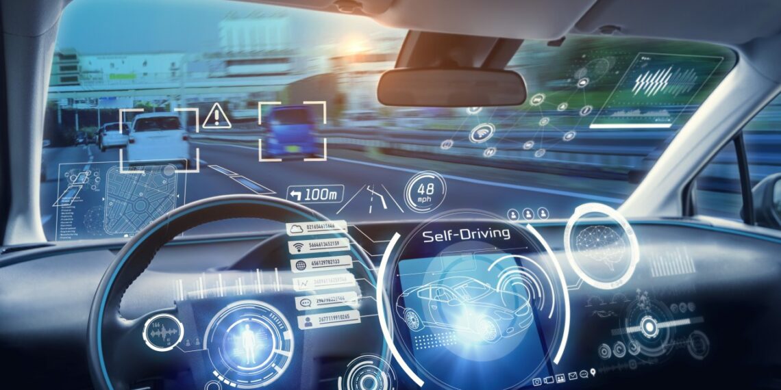 Secondo uno studio, i conducenti di Tesla distolgono gli occhi dalla strada quando usano il pilota automatico.