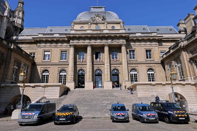 Sicurezza in aumento a Parigi all'inizio del processo per attacco terroristico del 2015