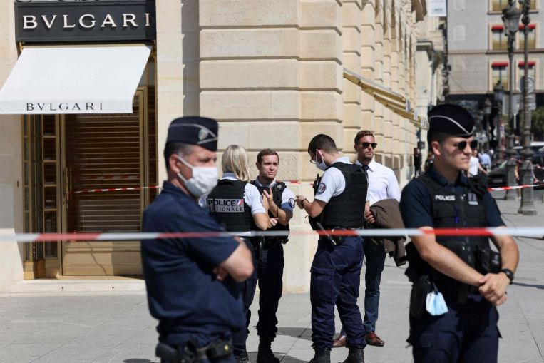 Sospetti catturati nell'inseguimento dopo un furto di gioielli da 10 milioni di euro al Bulgari di Parigi
