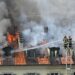 Un grande incendio devasta l'edificio nella città italiana di Torino.