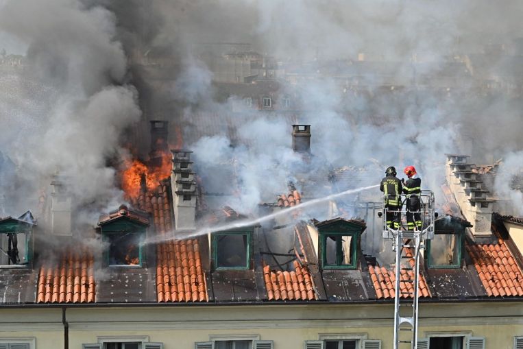 Un grande incendio devasta l'edificio nella città italiana di Torino.