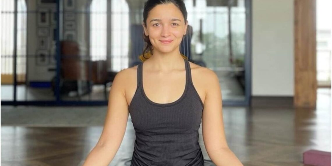 Una bella giornata per inseguire i tuoi sogni: Alia Bhatt fa Sukhasana per la sessione di yoga di sabato