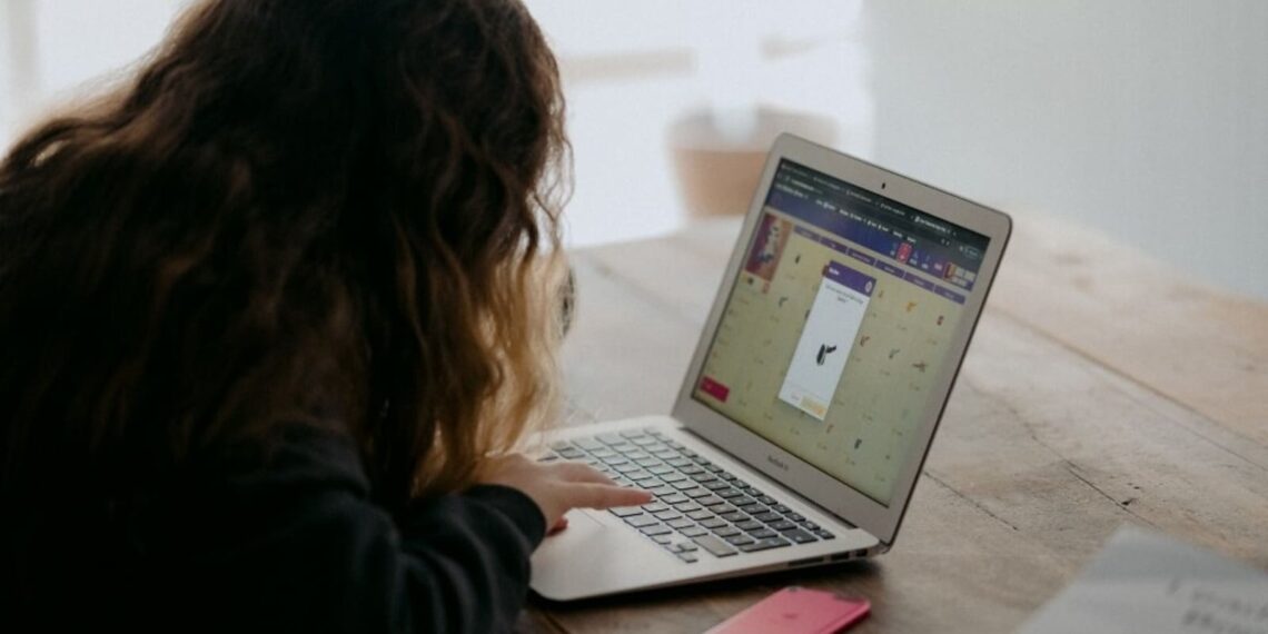 Uno studio mostra che gli adolescenti stressati traggono vantaggio dal trascorrere del tempo online con moderazione