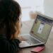 Uno studio mostra che gli adolescenti stressati traggono vantaggio dal trascorrere del tempo online con moderazione