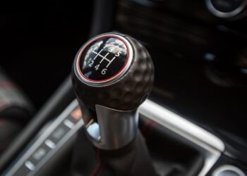 Volkswagen interromperà le trasmissioni manuali entro il 2030 - rapporto