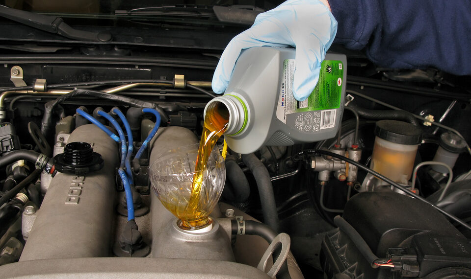 Cómo cambiar el filtro de aceite con los manuales de Autodoc Club