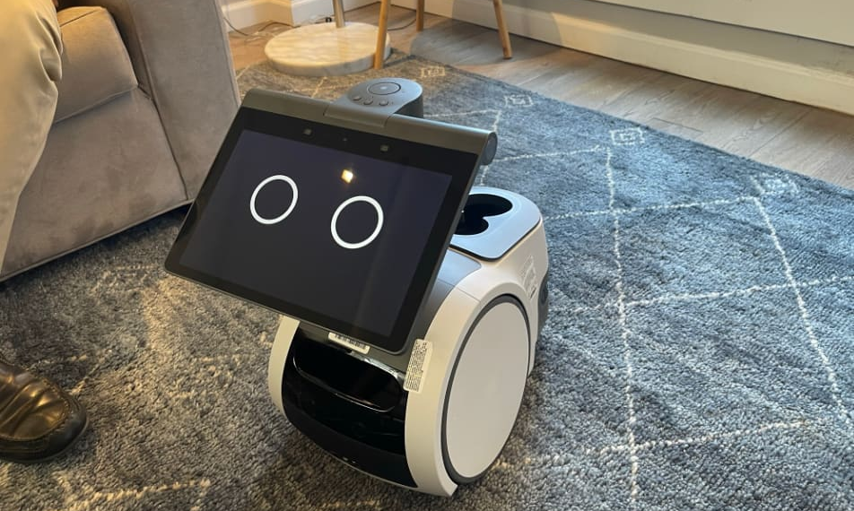 Amazon ha appena presentato il suo primo robot domestico.  Ecco com'è usarlo