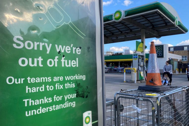 'Crazy': la Gran Bretagna mette in attesa l'esercito mentre l'acquisto di panico lascia le pompe di benzina a secco