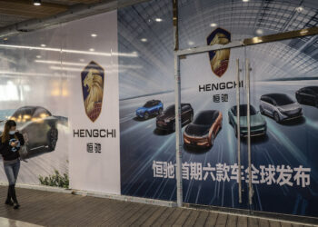 Evergrande prevede di lanciare auto elettriche nel 2022, inviando azioni nella sua unità automobilistica in aumento del 4,5%