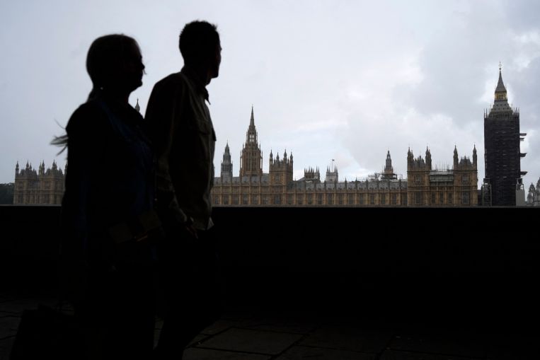I legislatori affermano che il governo britannico ha armeggiato all'inizio della crisi di Covid-19