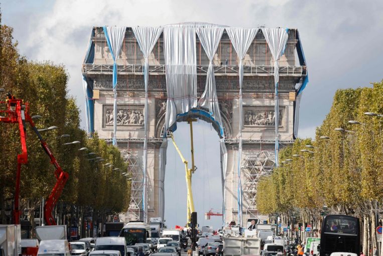 L'Arco di Trionfo di Parigi perde il suo involucro quando l'installazione d'arte finisce