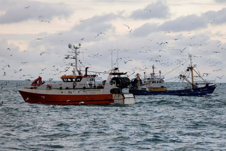 La Francia minaccia ritorsioni contro la Gran Bretagna mentre la pesca aumenta di nuovo