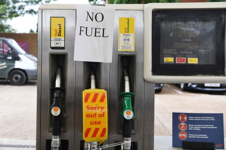 La Gran Bretagna implora i conducenti: non riempire le vecchie bottiglie d'acqua con il carburante nelle stazioni di servizio