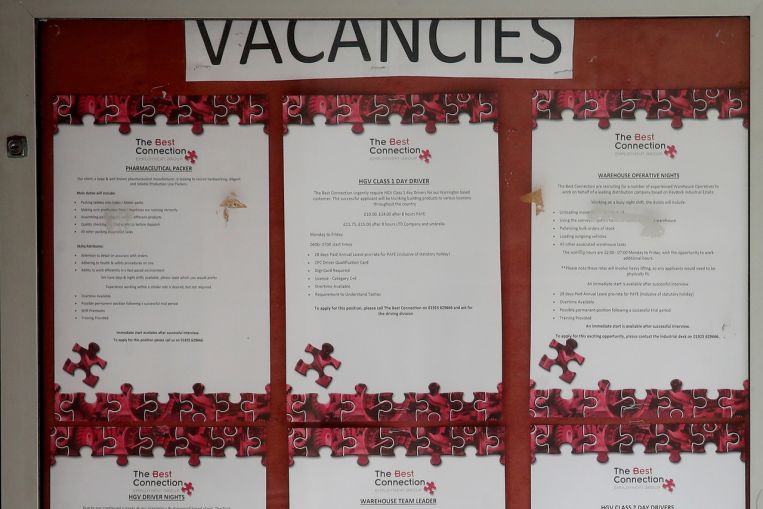 La carenza di lavoratori nel magazzino britannico provoca un aumento fino al 30% dei salari