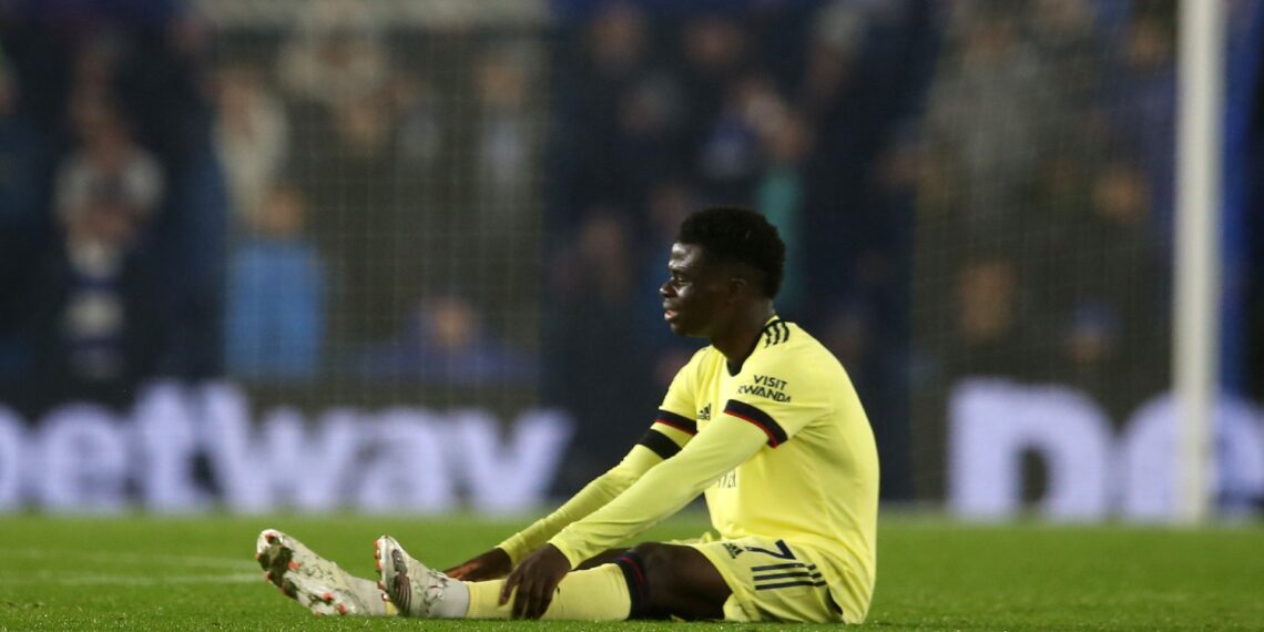 La stella dell'Arsenal Saka zoppica contro il Brighton