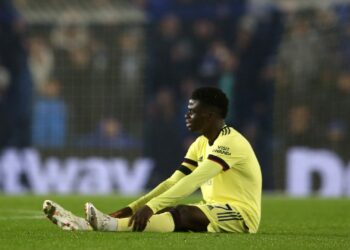 La stella dell'Arsenal Saka zoppica contro il Brighton