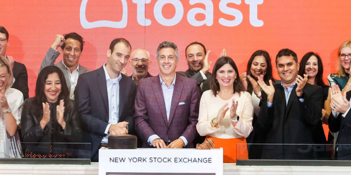 L'omaggio aumenta del 56% al suo debutto al NYSE dopo che l'IPO ha valutato la società di tecnologia della ristorazione a $ 20 miliardi