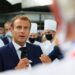 Macron colpito da un uovo mentre visitava la fiera del ristorante