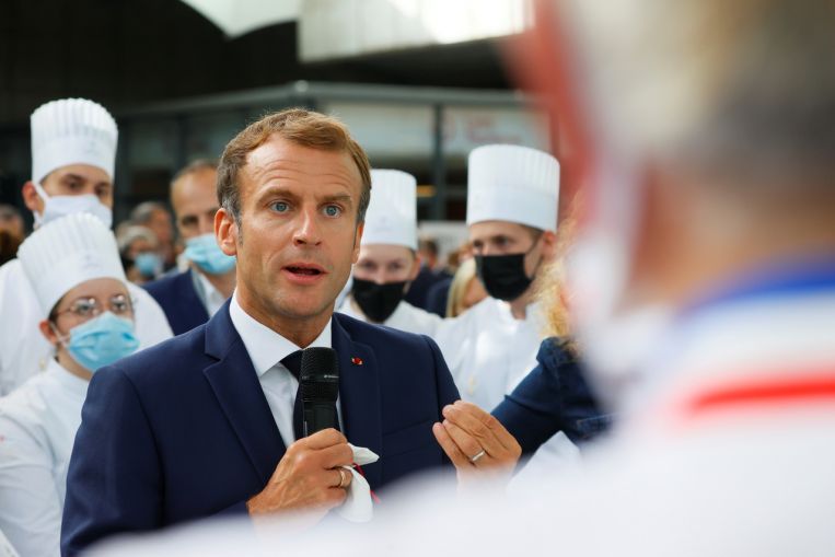 Macron colpito da un uovo mentre visitava la fiera del ristorante