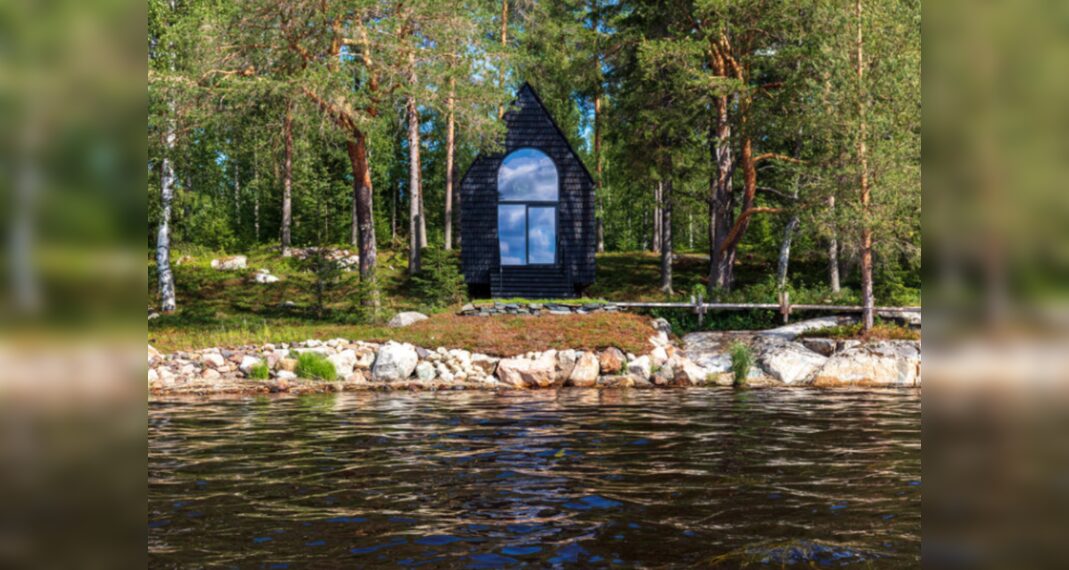 Capanna del regista - un rifugio appartato lungo il fiume in Finlandia
