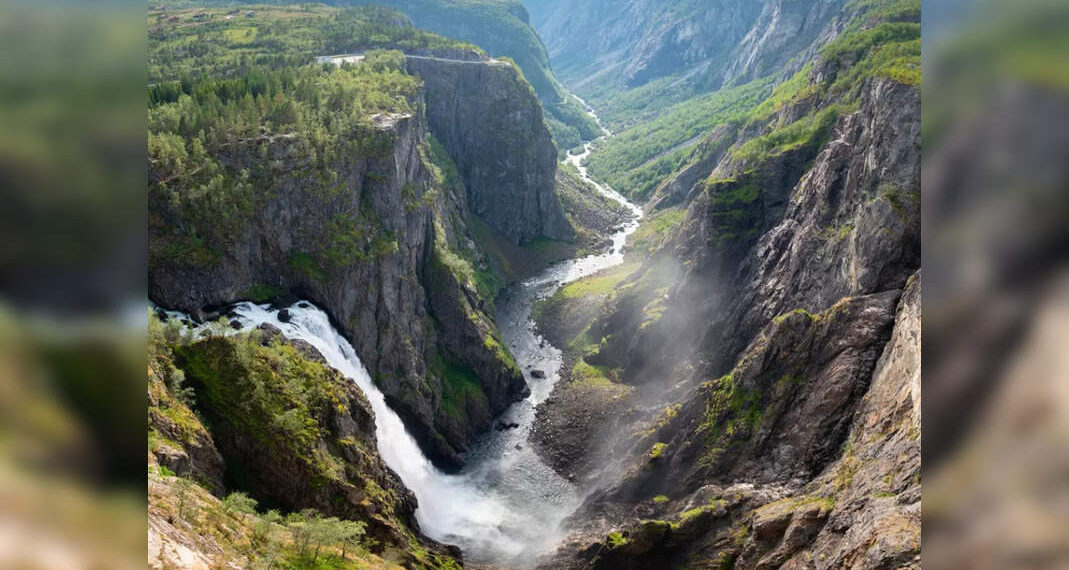 Guarda questa magnifica cascata in Norvegia da un ponte sopra di essa.